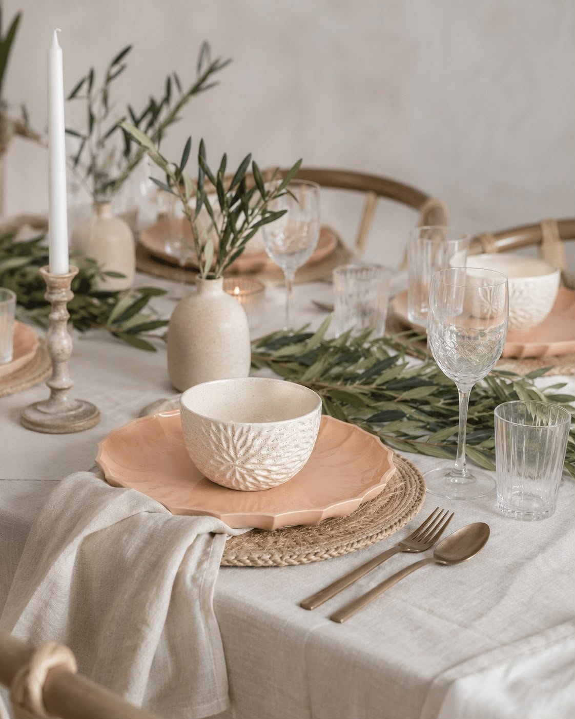 un plato principal y un cuenco de ceramica artesanal puede cambiar un espacio y embellecerlo.